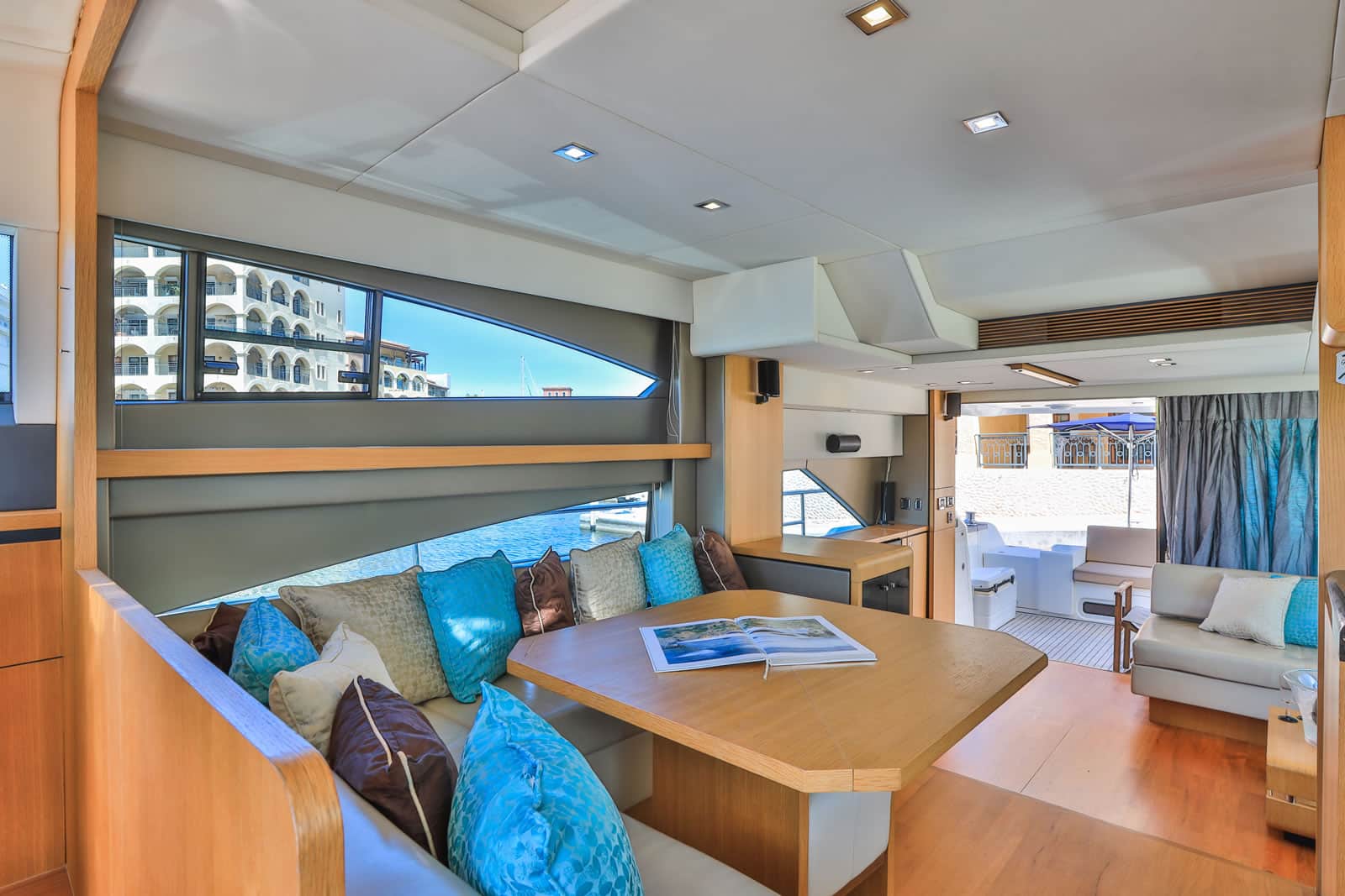 Fairline 63 FT - Indoor seating with AC