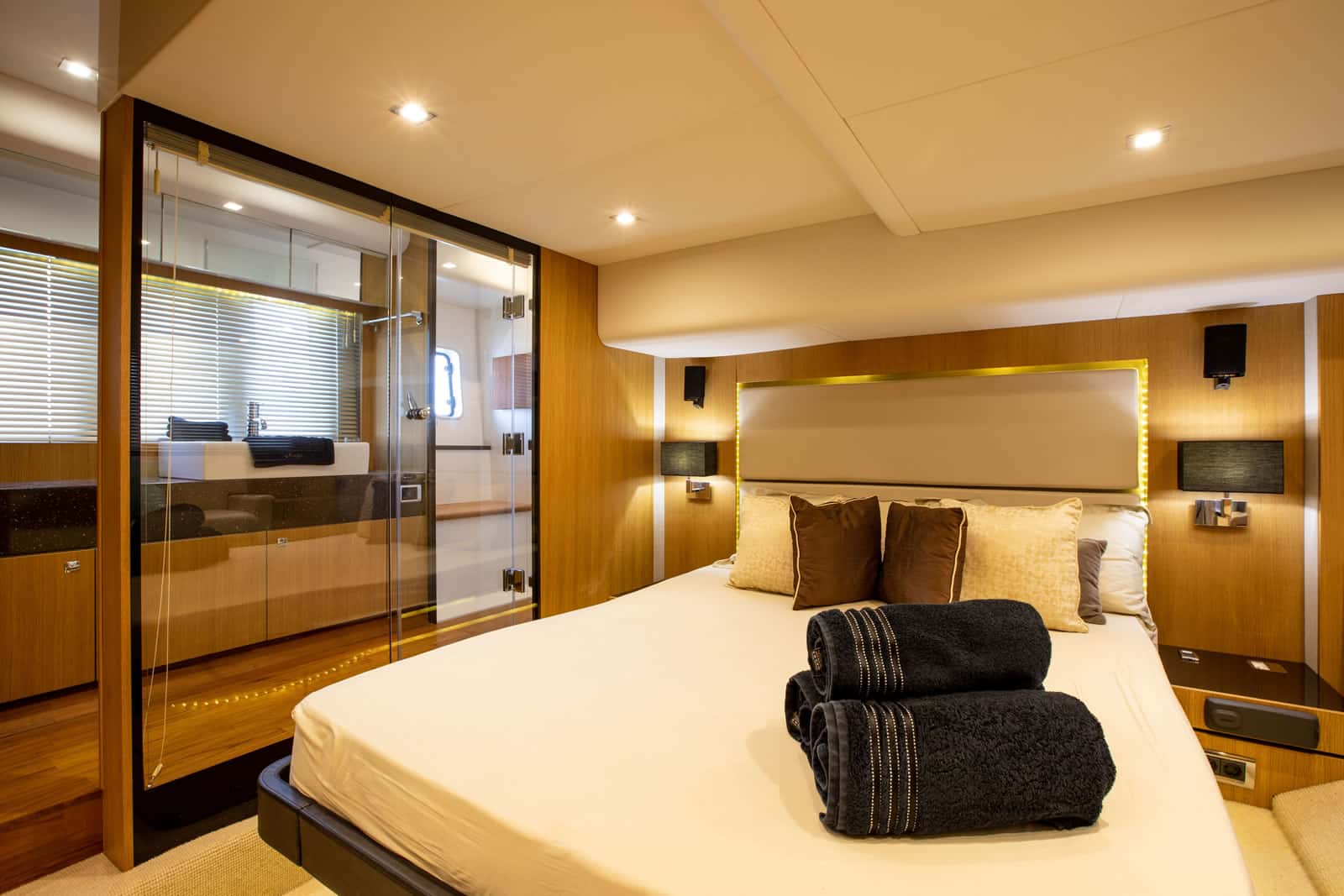 Fairline 63 FT - Master Bedroom and showers